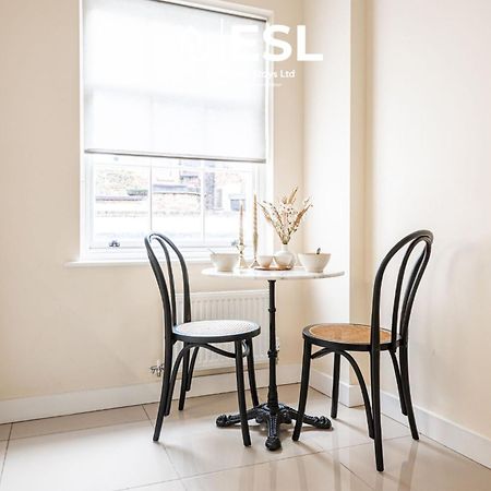 Elegant Apartment On Historic Cobbled High St Shrewsbury Town Centre Kültér fotó