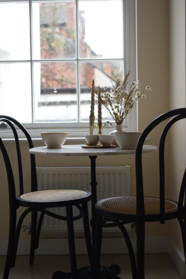 Elegant Apartment On Historic Cobbled High St Shrewsbury Town Centre Kültér fotó