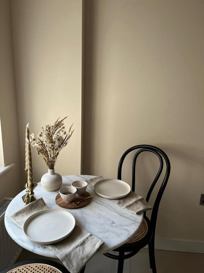 Elegant Apartment On Historic Cobbled High St Shrewsbury Town Centre Kültér fotó